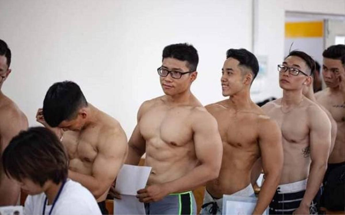 Dàn hotboy cởi trần, khoe body 6 múi ‘đổ bộ’ vào trường ĐH ...