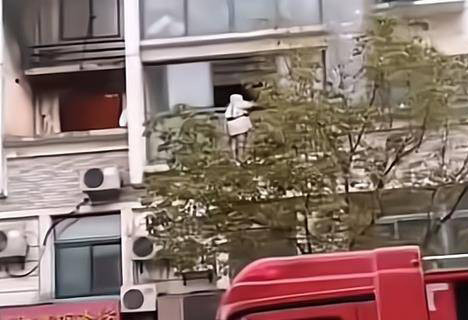 Chồng chịu đau đớn nắm chặt tay vợ ngoài ban công giữa hỏa hoạn